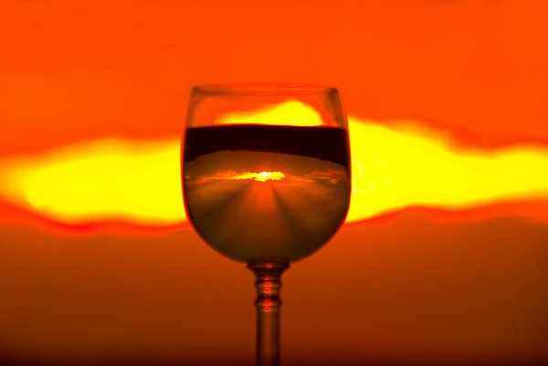Бокал вина на солнце