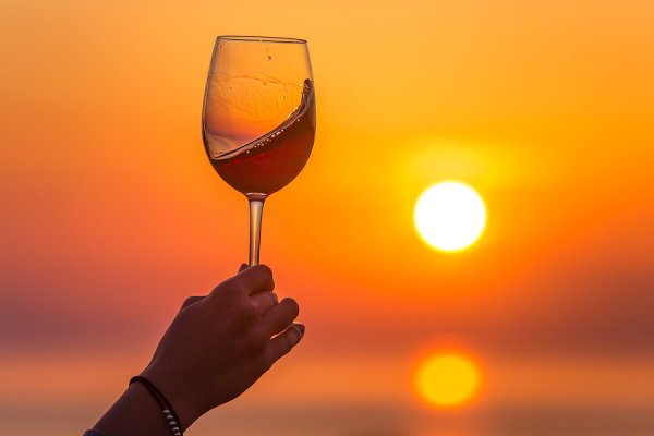 Бокал вина на закате