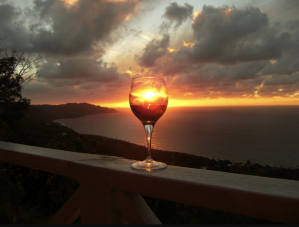 Бокал на фоне моря