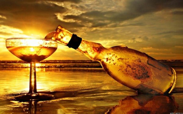 Бокал шампанского на берегу моря