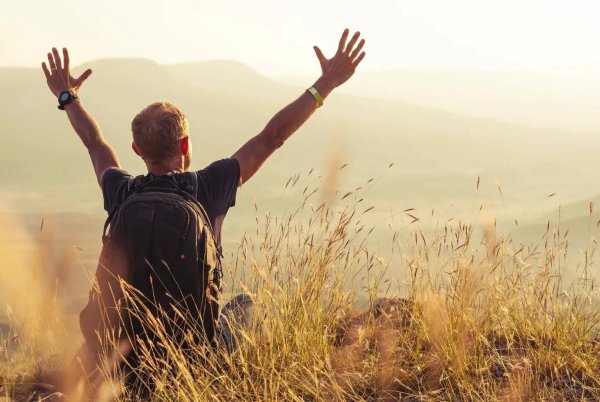 Мужчина на рассвете