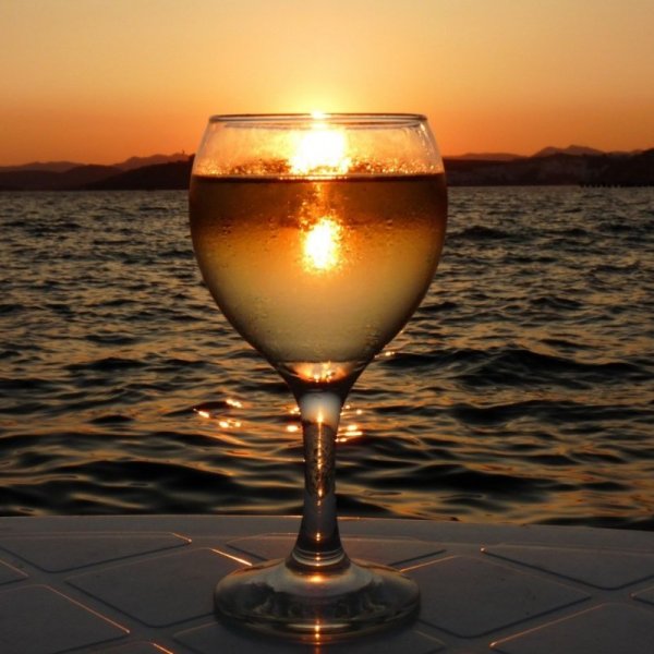 Бокал вина на берегу моря