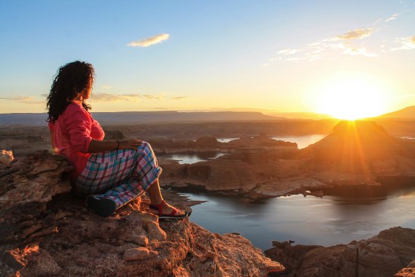 Девушка на горе на закате