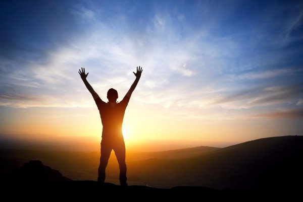 Человек с раскинутыми руками