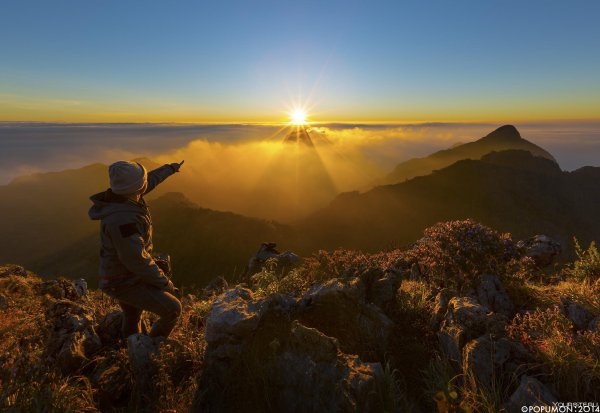 Рассвет в горах и человек