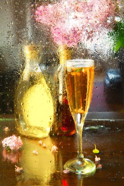 Бокал вина на фоне заката