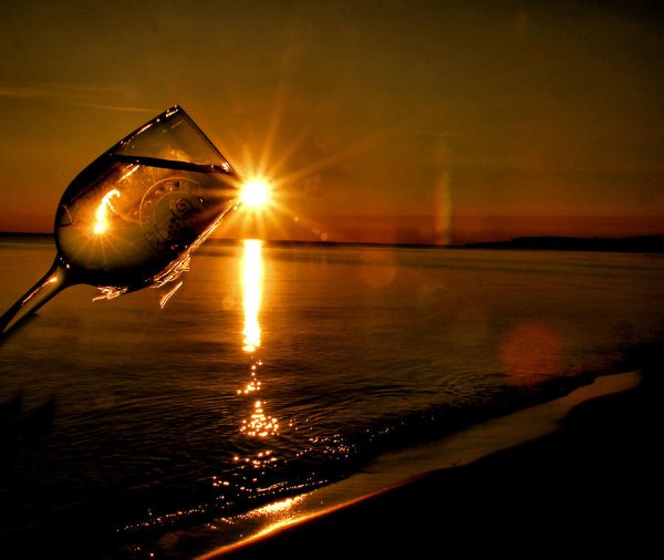 Бокал вина на море