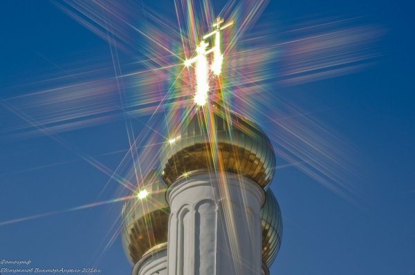 Небо и купола церкви