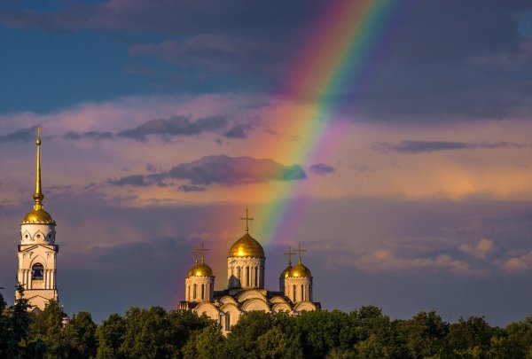 Радуга над Владимирском соборе