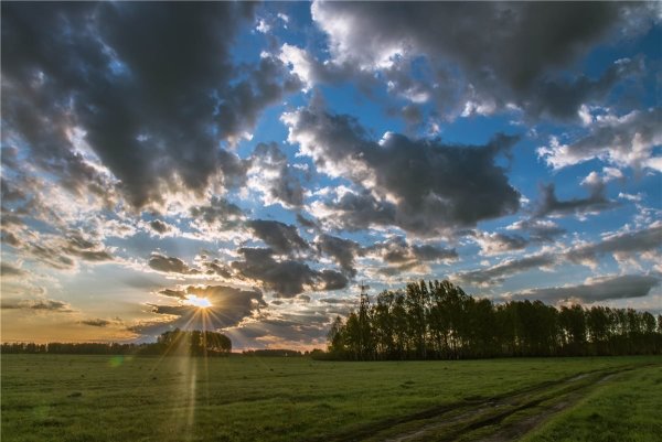 Пасмурное небо с солнцем