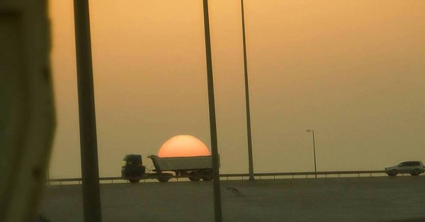 Грузовик везет солнце