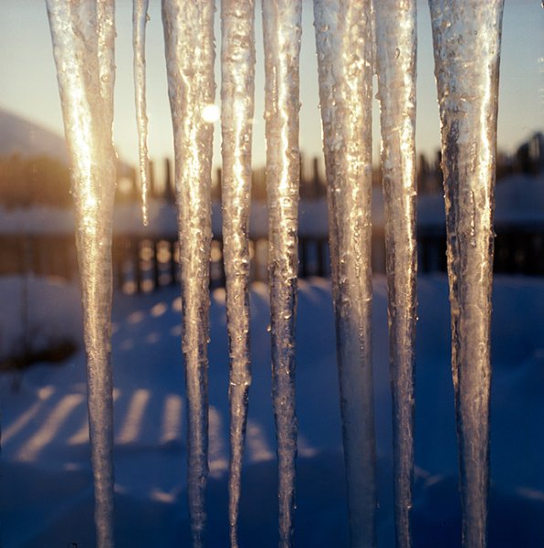 Сосульки на фоне неба