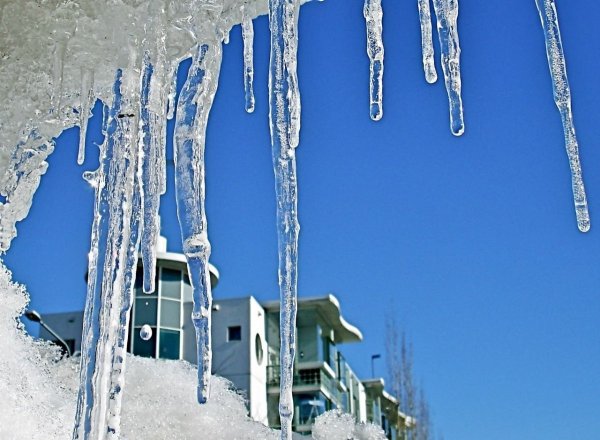 Весенняя капель сосульки