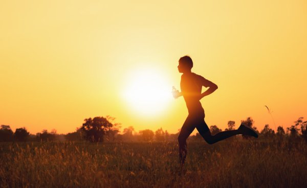 Человек идущий к солнцу