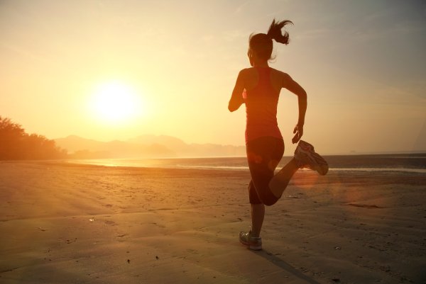 Девушка бежит по полю