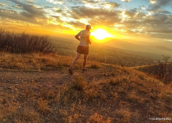 Девочка бежит по полю