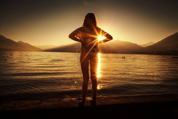 Женщина на закате солнца