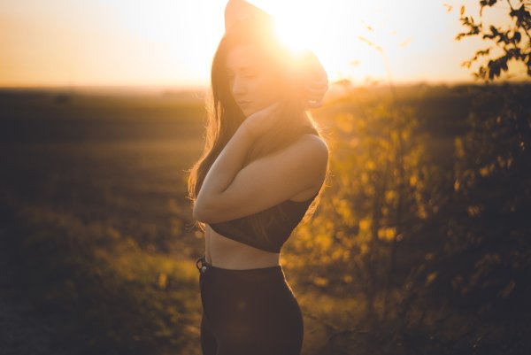 Фото девушки на закате