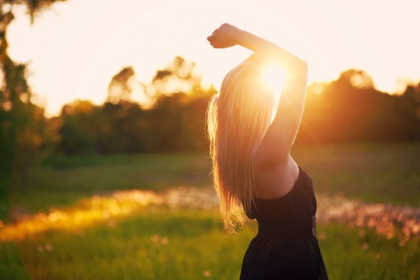 Счастливая девушка в поле