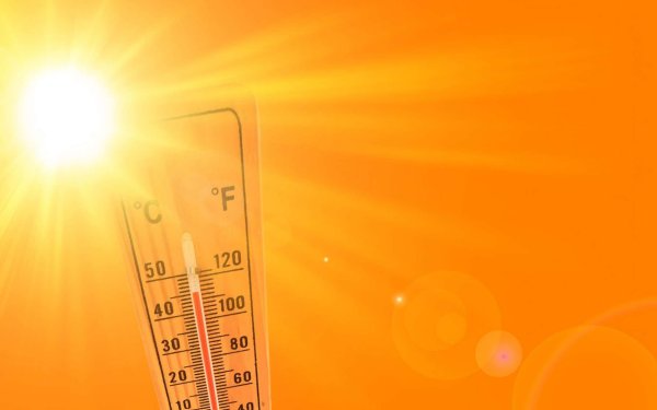 Термометр на фоне солнца