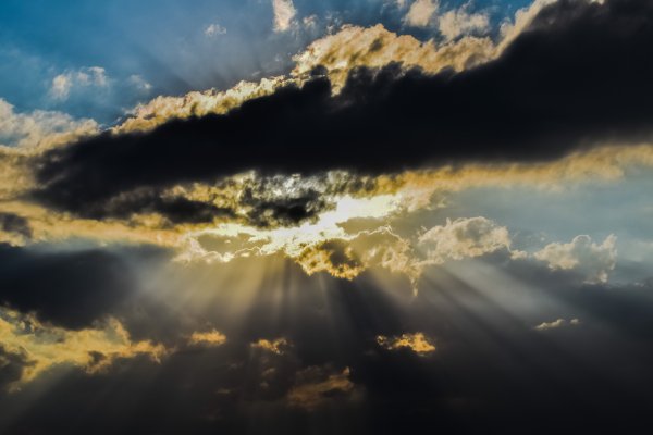 Солнце сквозь облака