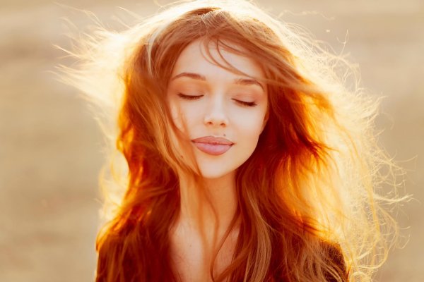 Рыжая девушка в поле