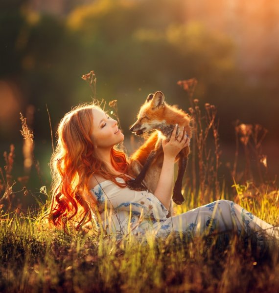 Рыжая девушка на солнце