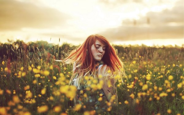 Девушка с кудрявыми волосами осень