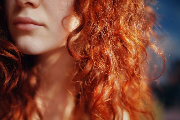 Рыжая девушка на солнце