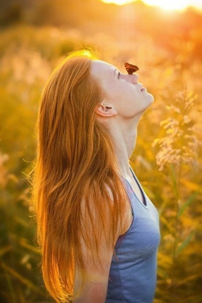 Рыжая девушка под дождем