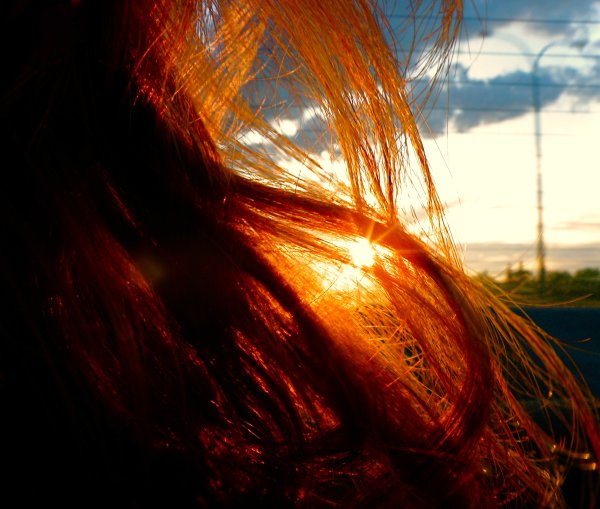 Девушка с кудрявыми волосами со спины