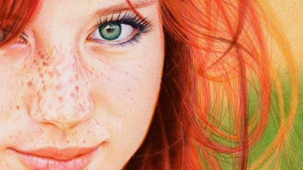 Рыжая девушка в поле