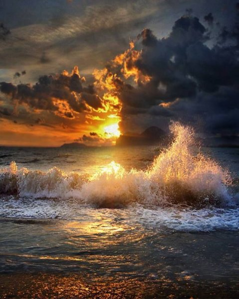 Волны на закате