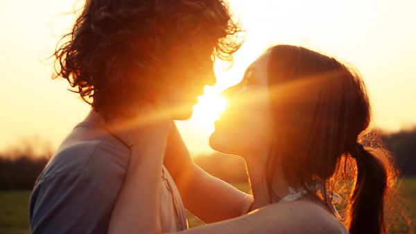 Сердечко из рук на море