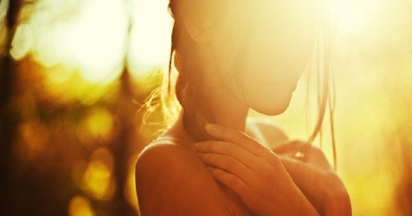 Человек в лучах солнца