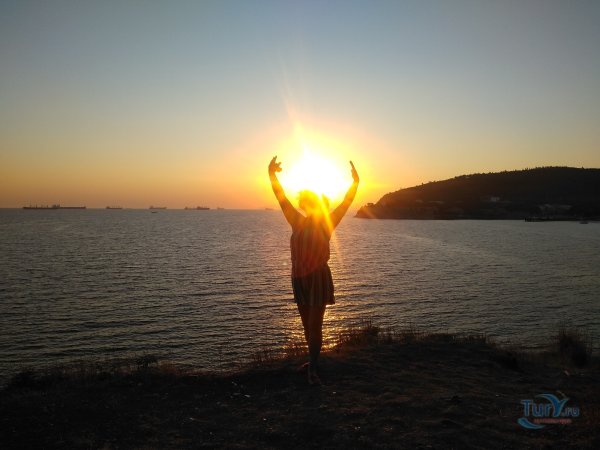 Парень и девушка солнце