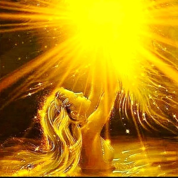 Девушка обнимает солнце