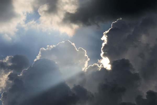 Грозовые облака и солнце