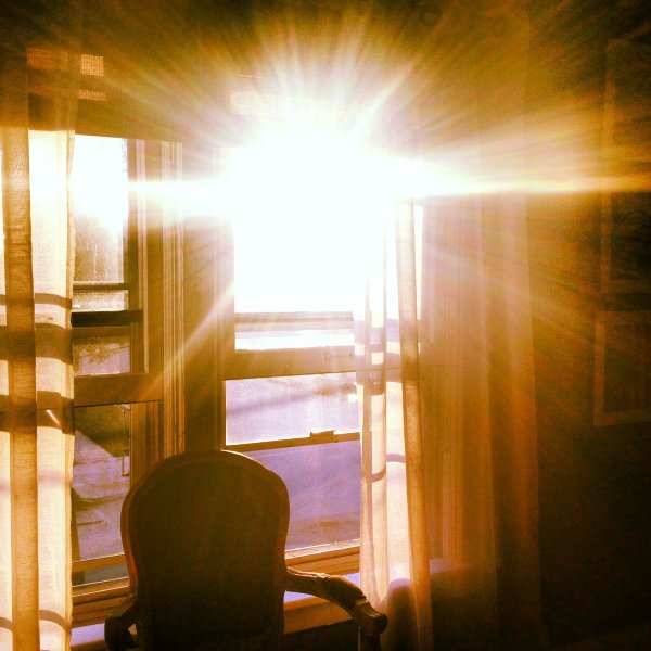 Луч солнца в окне