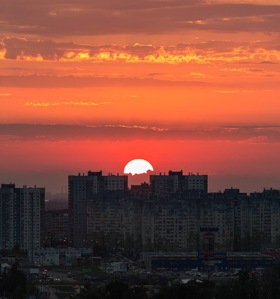 Закат из окна многоэтажки