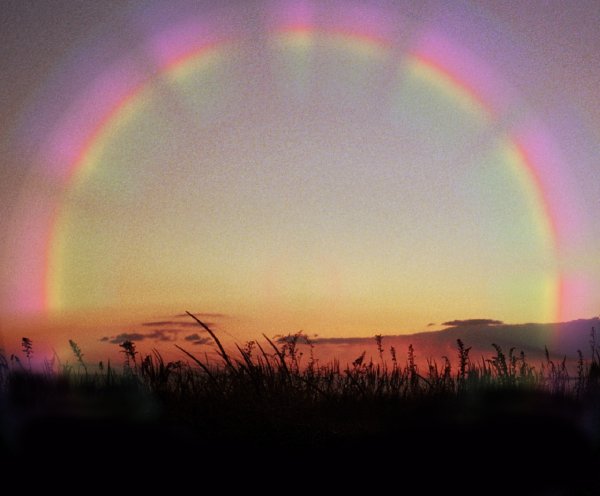 Голубое небо с радугой