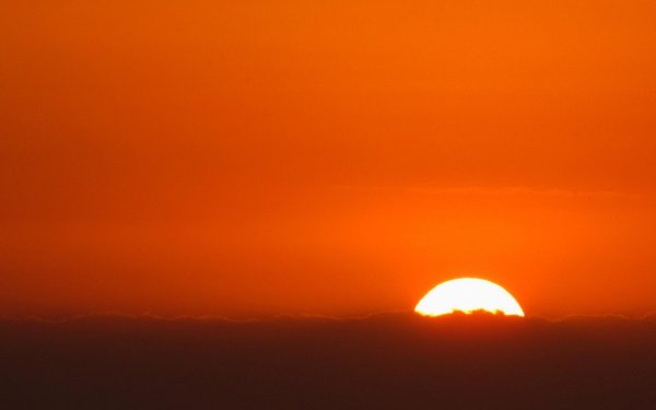 Оранжевое небо с солнцем