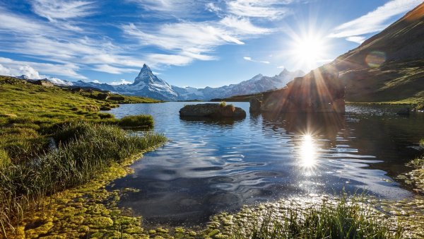 Река в горах солнце
