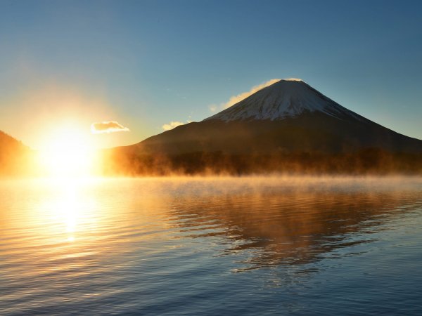 Гора Фудзияма в Японии на Восходе солнца