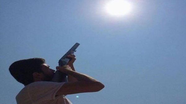 Стреляет в солнце