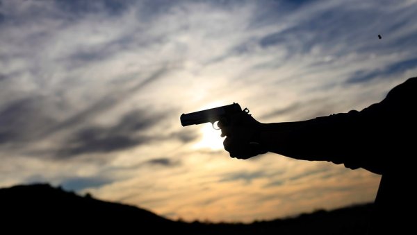 Пистолет стреляет