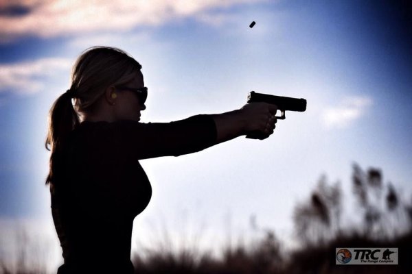 Стреляет из лука