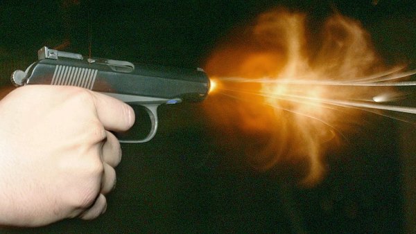 Пуля вылетает из пистолета