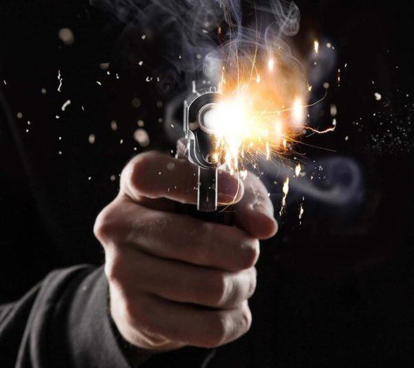 Прицеливается из винтовки