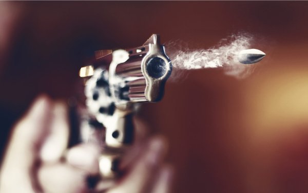 Человек бежит по полю